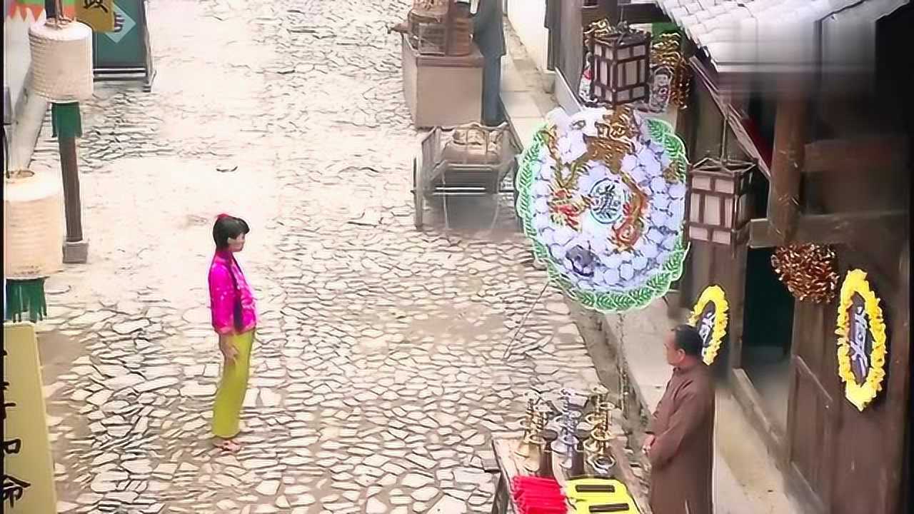 美女光脚走在大街上_高清