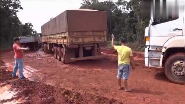 实拍:泥泞道路上的大货车,马力再大也白搭