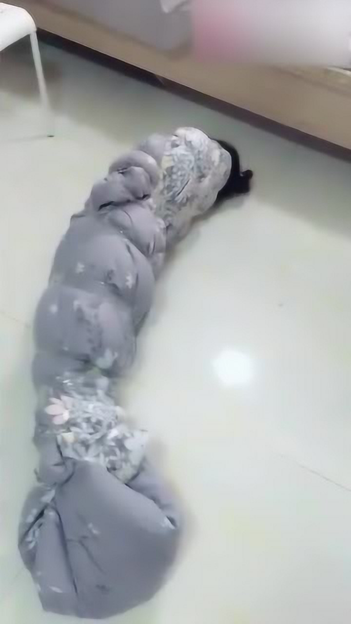 男友恶搞女友，把她用被子包裹了起来_高清