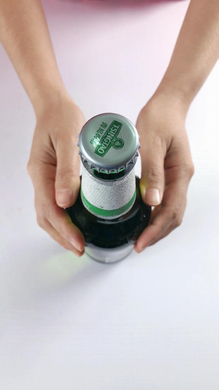 空手开啤酒瓶盖的技巧学会这个诀窍3秒就打开比开瓶器还快
