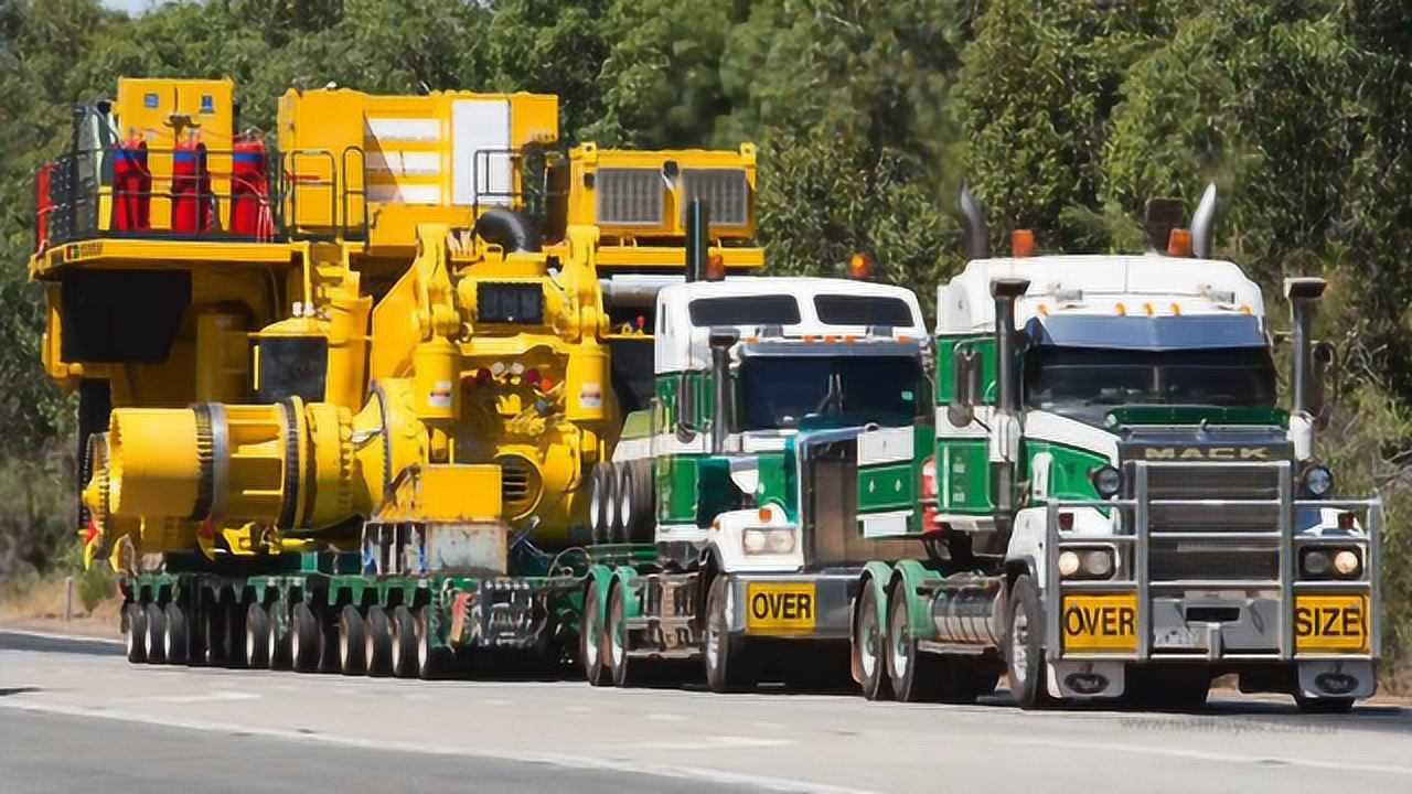 实拍国外超长重型卡车运输过程,厉害了我的哥