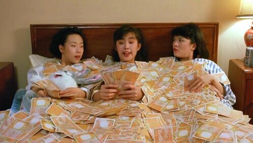 打工女孩深夜加班后，捡到大量钞票，开心得铺满整张床