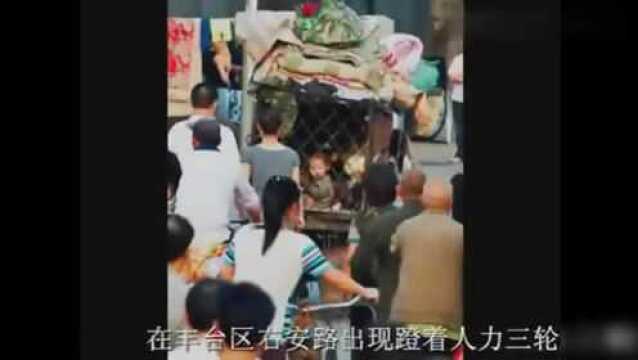 一家8口流浪北京街头6名孩童与狗同住铁笼