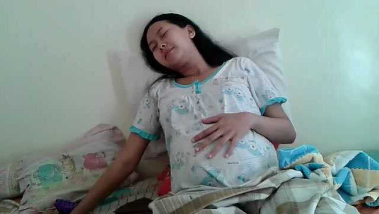 产妇选择在家生孩子在床上被阵痛折磨的好难受女人真不容易