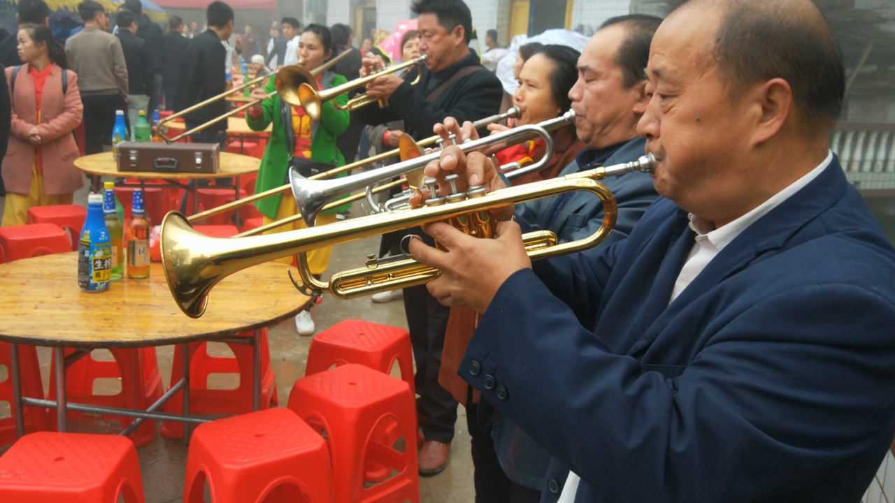 湖南农村白事流行请西乐送葬这乐器吹的还蛮好听
