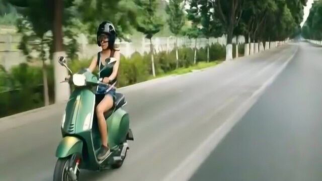 美女试驾Vespa150踏板车,满满的文艺气息!