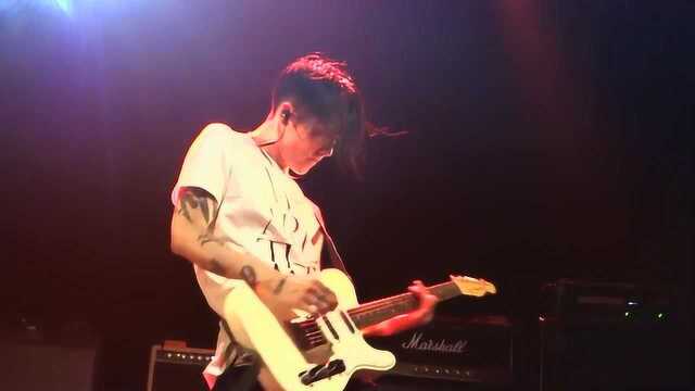 日本优秀吉他手MIYAVI 雅 演奏碟中谍配乐,不化妆其实也很帅