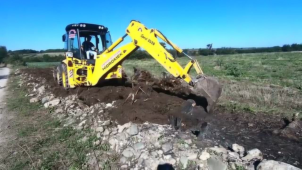 海德宝莱反铲挖机在道路上松土