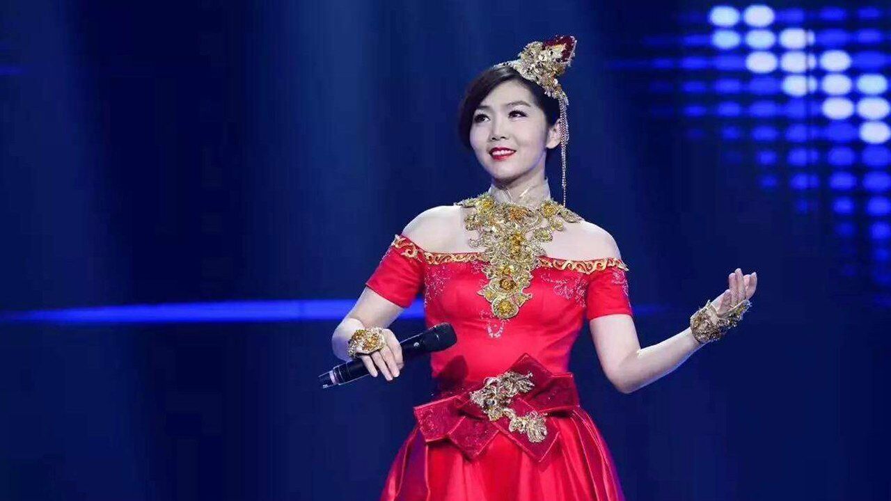 苏勒亚其其格唱歌穿长裙,可是大腿一点没遮住!