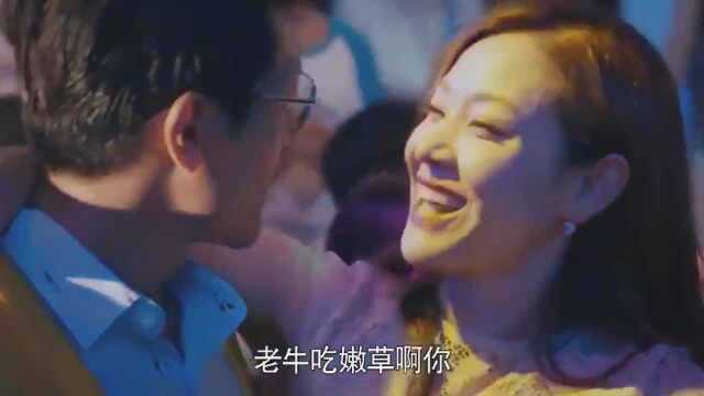 女子喝醉酒吧耍酒疯,吐人一身不说还甩人巴掌,场面瞬间乱成一团