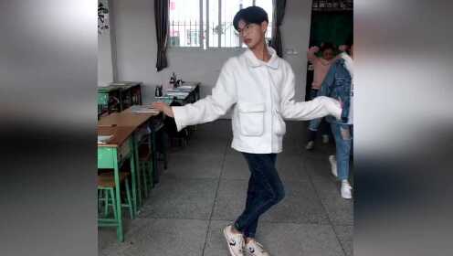 男生讲台尬舞身段太美，班级女生纷纷举起了手机！ - 腾讯视频