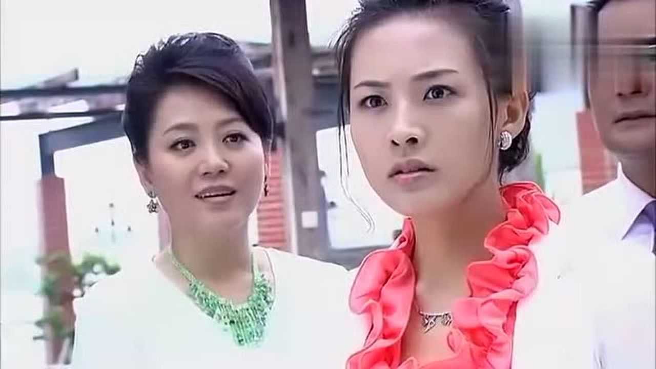 孙晓菁的养父出现吓得步步后退孙晓菁回忆被养父鞭打的情景