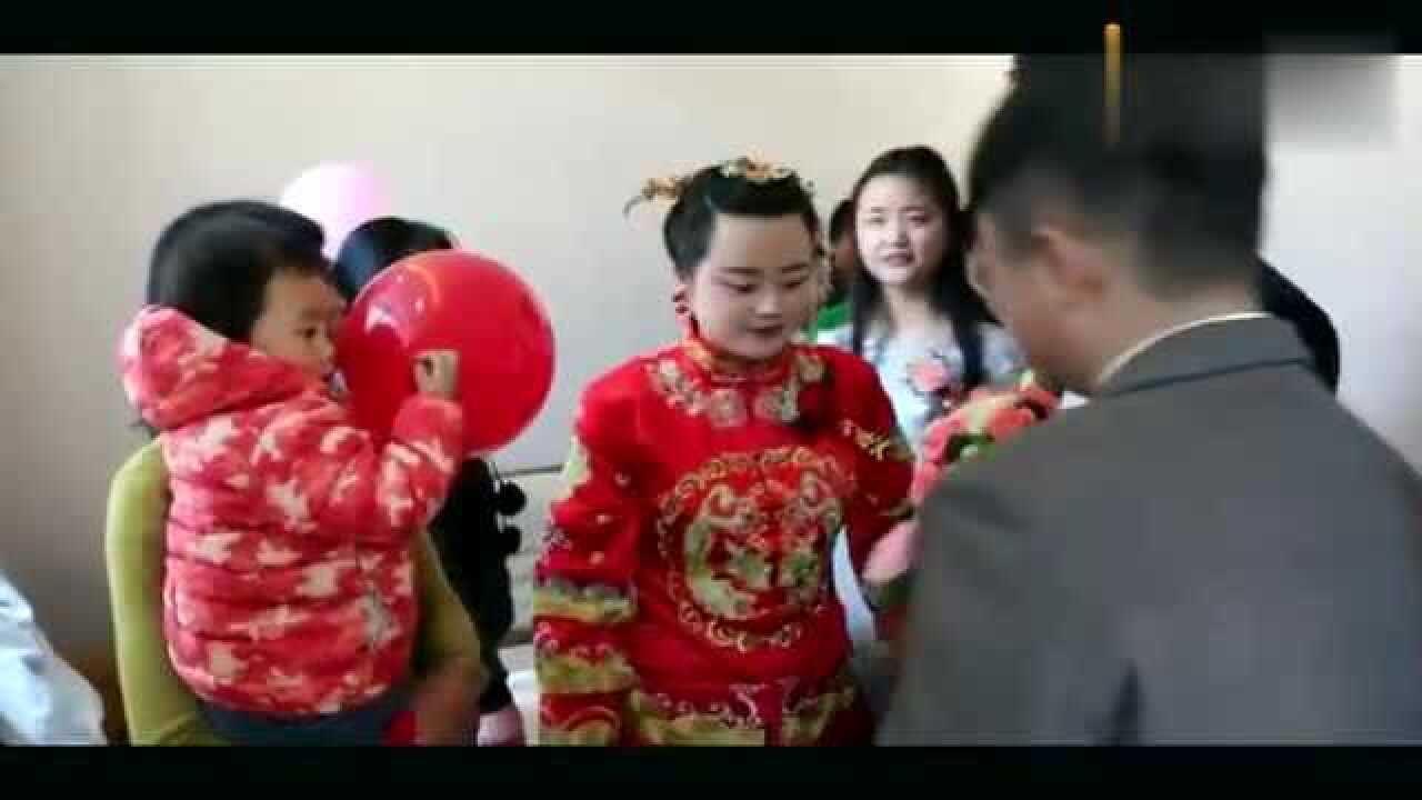 婚礼实拍:新郎倒插门,新娘上门接亲,两人脸上洋溢着满满的幸福_腾讯视频