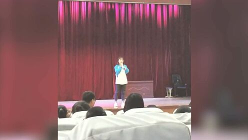 初中女孩演唱《光年之外》 - 腾讯视频