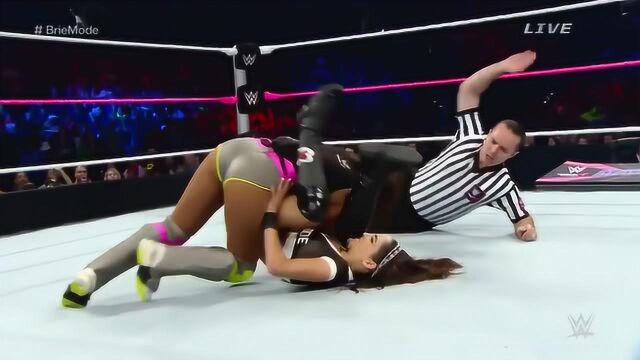 WWE:小魔女太可恶,打不过就去扒人家裤子