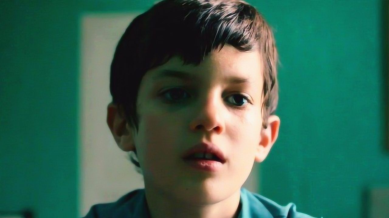 一部小男孩从小被父亲侵犯美剧梅尔罗斯看完让人压抑喘不上气