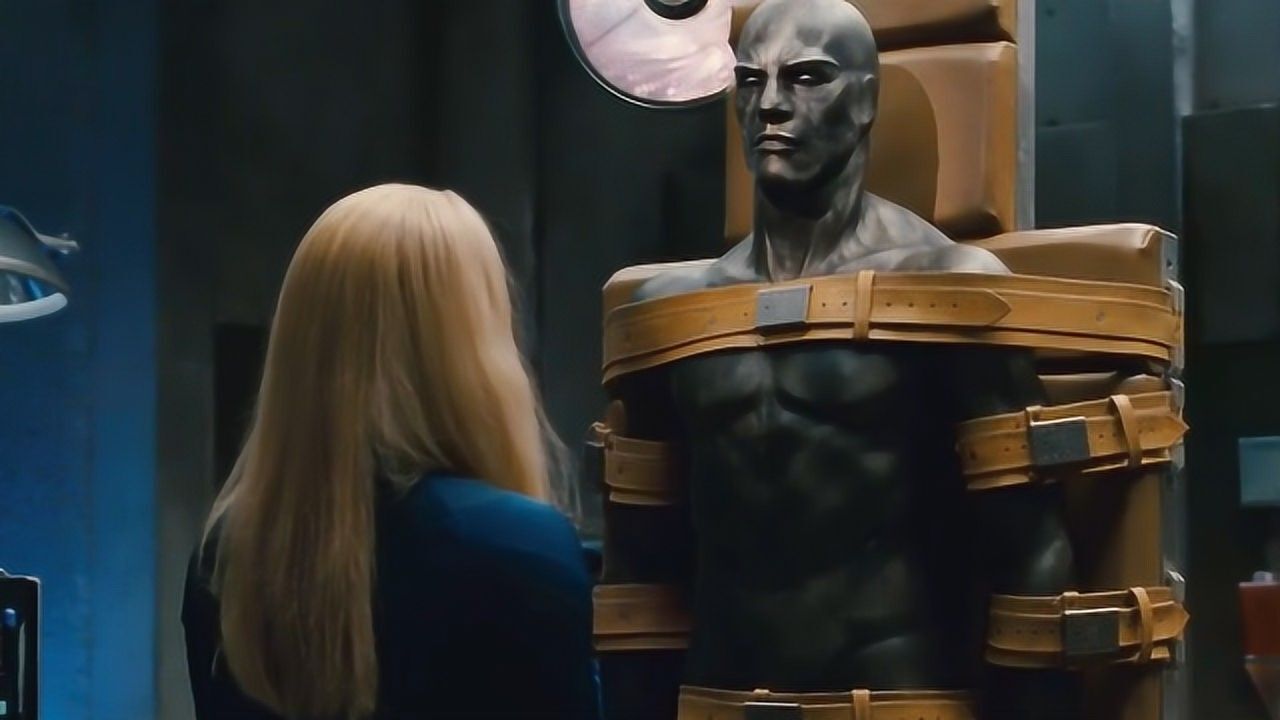 全身银色的外星人来到地球,被人类关在实验室,差点引起大祸