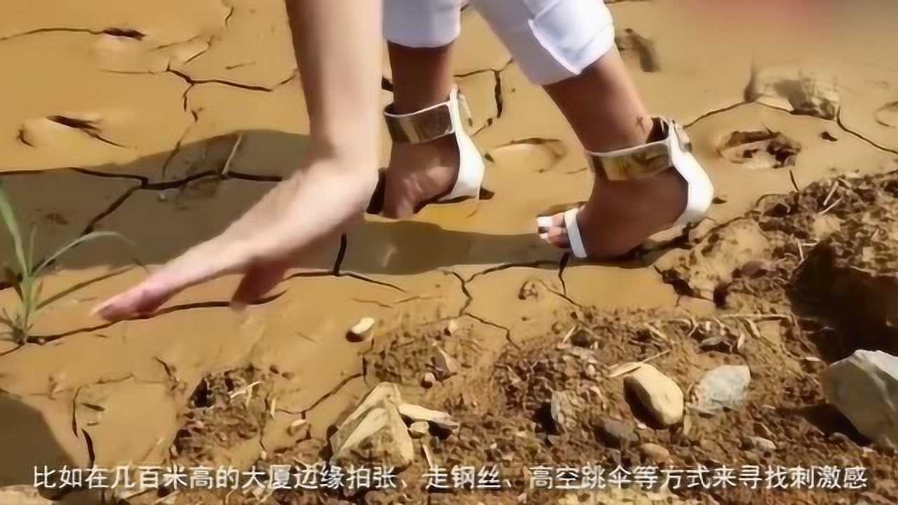 美女身陷泥地举步维艰，再一看脚下穿的高跟鞋，都笑抽了_高清