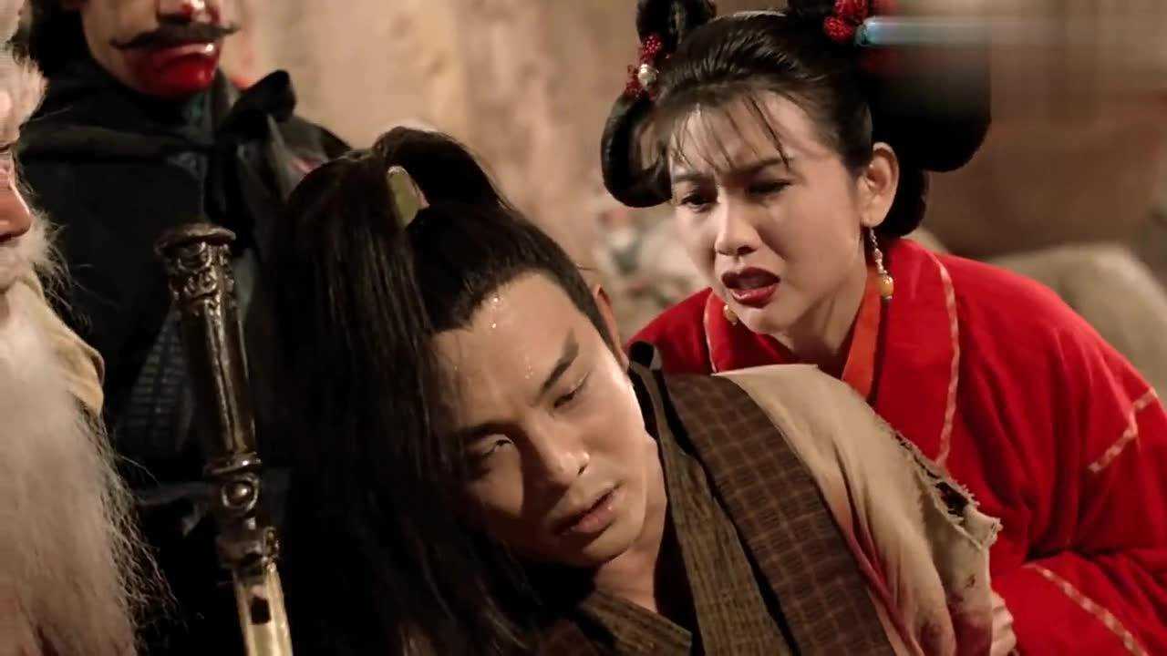 张无忌用乾坤大挪移抢走倚天剑,并暴打灭绝师太,却被周芷若陷害