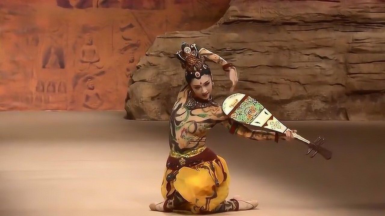 殷硕《敦煌舞》反弹琵琶,在秀场跳敦煌舞,简直美得不可方物