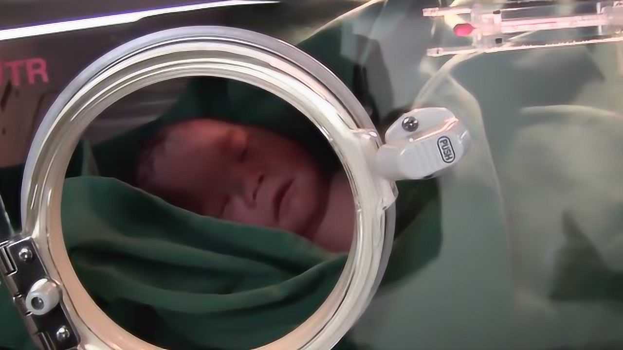 新生儿宝宝在保温箱里躺的很舒服, 偶尔也会努力睁开眼看看这世界
