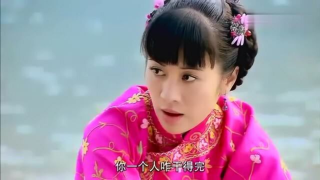 美女看她搬不动衣服,就打算搭把手,结果人家根本就不领情!