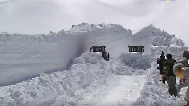 俄罗斯史诗般的深雪清除 随便一堆雪就能成一座山