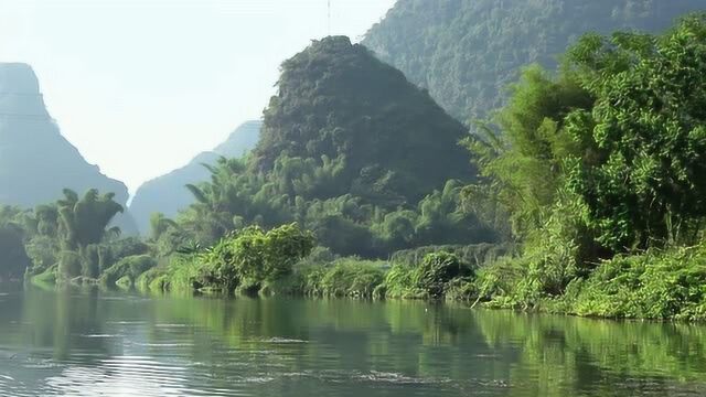 桂林遇龙河坐真正的人工竹筏,按竹筏个数算钱,400块一个