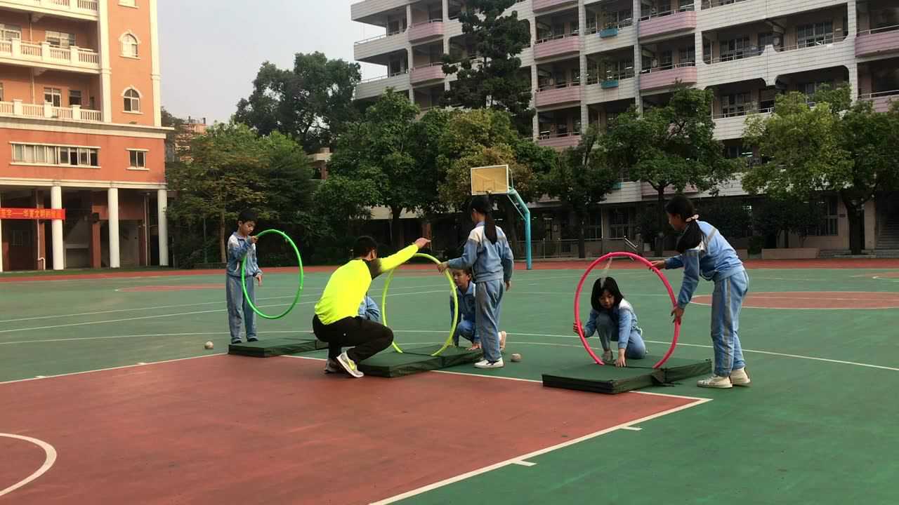 水平一 二年级 前滚翻教学