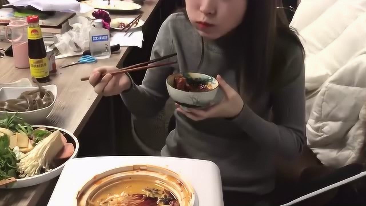 办公室小野用饮水机做火锅吃,同事想喝水都没得喝