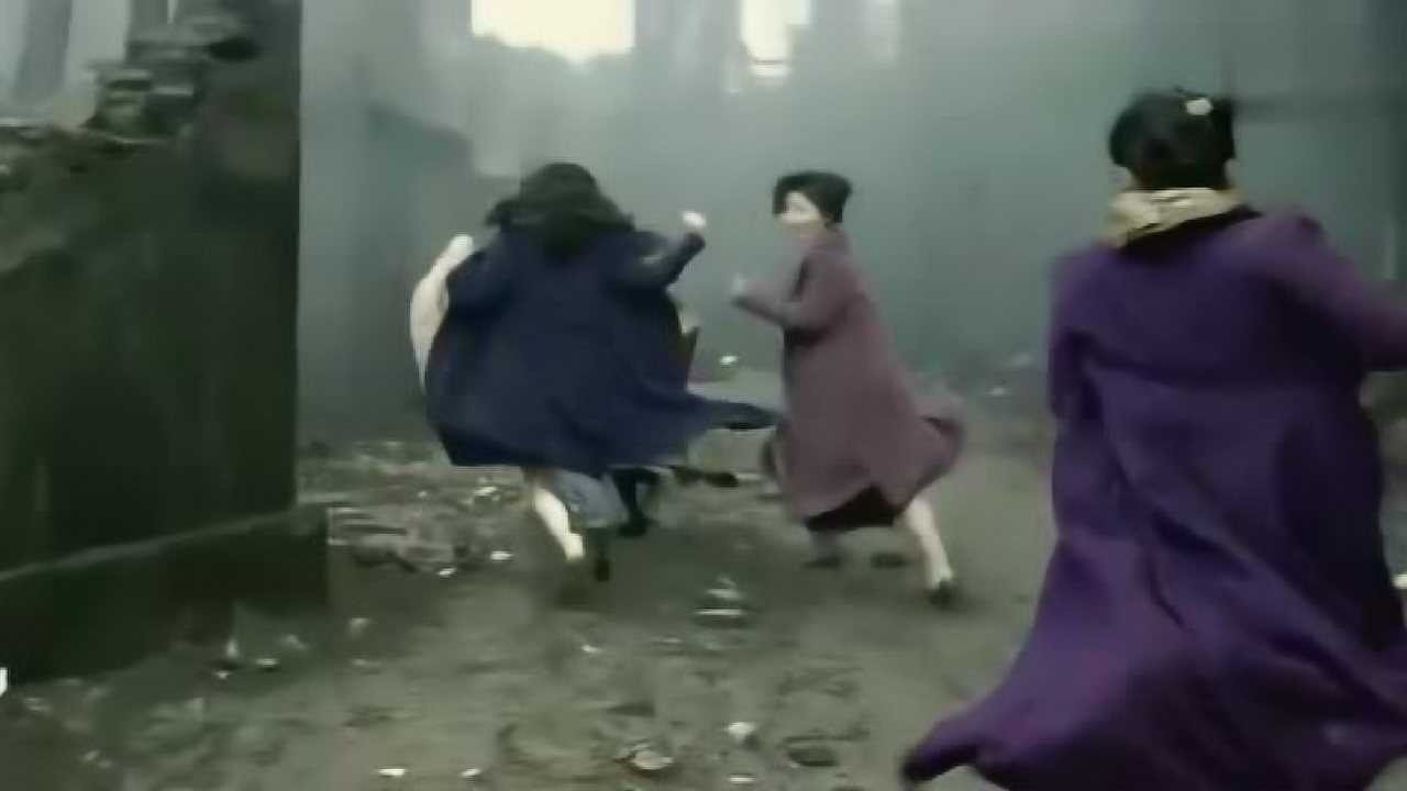 金陵十三钗最惨的一幕之一豆蔻不忍受辱跳河被鬼子欺负