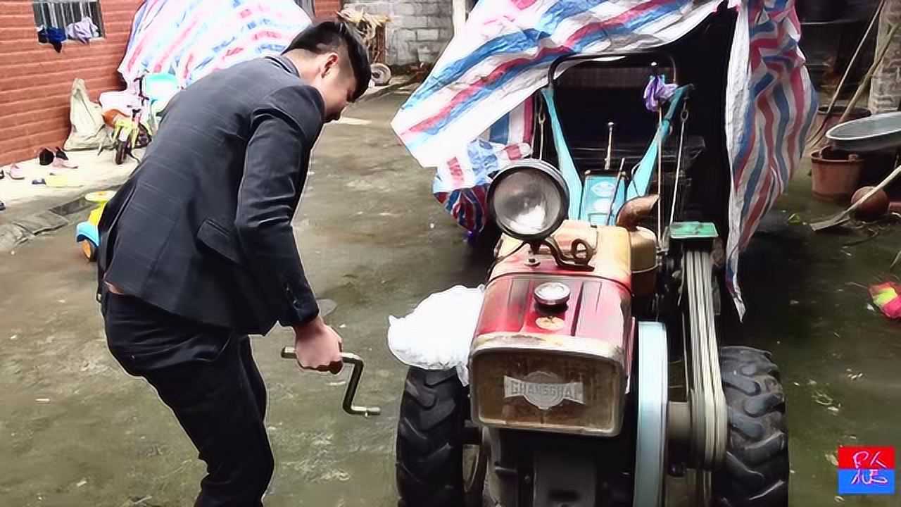 农村最实用手摇拖拉机,4个小伙摇都那么费劲,原因是什么?_腾讯视频