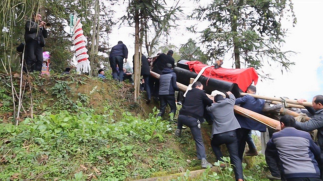 贵州农村土葬风俗8仙抬棺送老人上山配的这音乐听着好心酸
