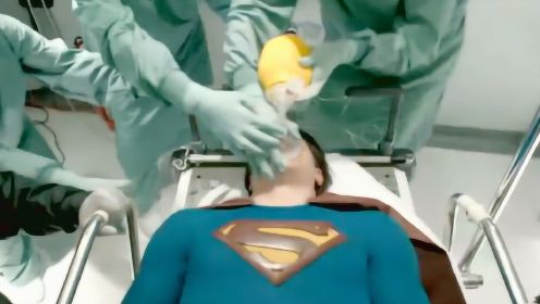 超人拥有钢铁之躯，受伤去医院抢救，医生连针头都扎不进去！