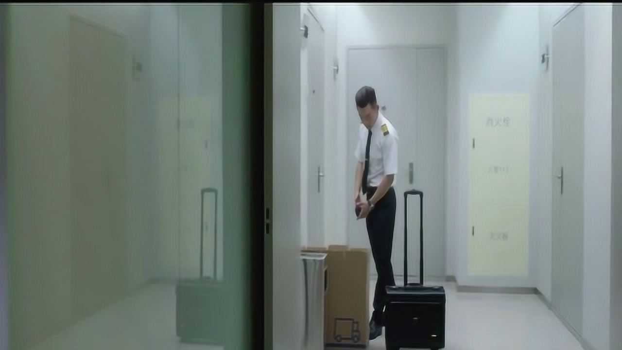 男友尿急想回家上厕所，女友不让进让小伙尿到套套里_高清