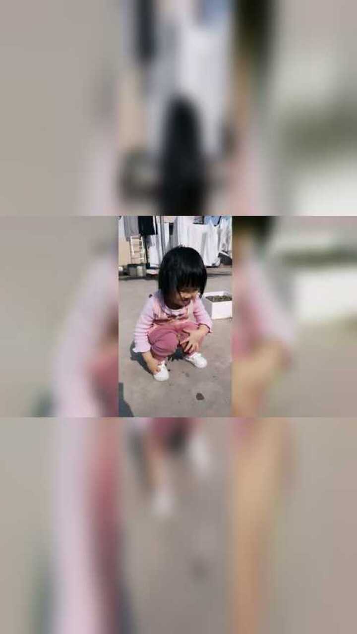 她在把尿尿抖干净，人才啊