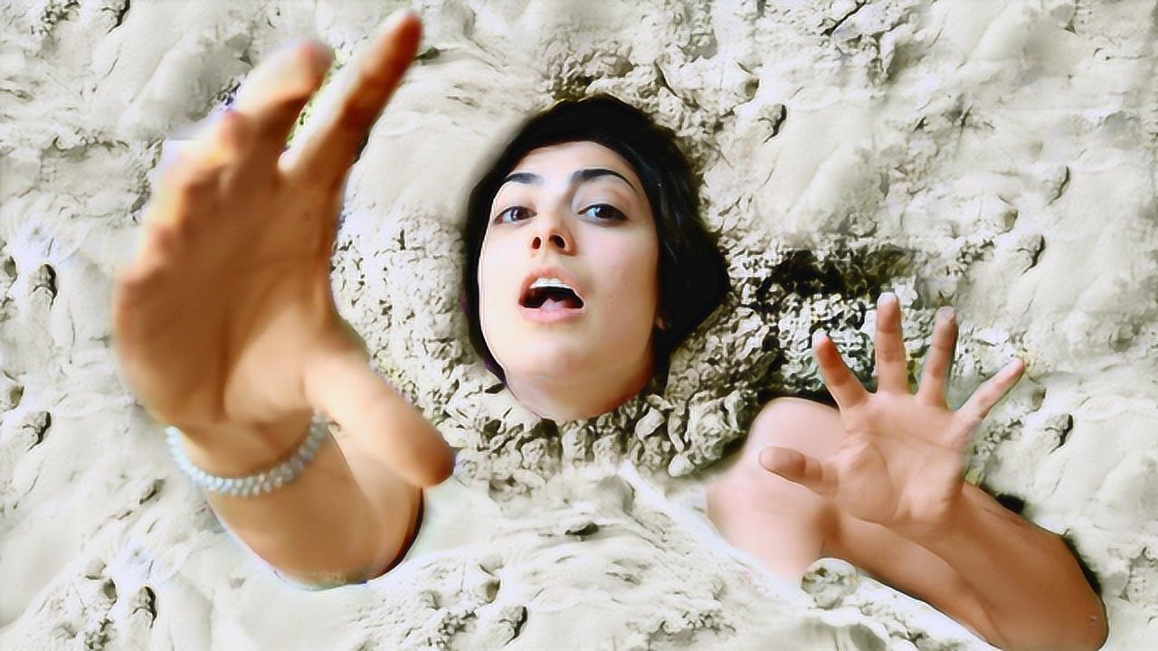 流沙是怎么吞人的美女作死尝试不料意外发生了