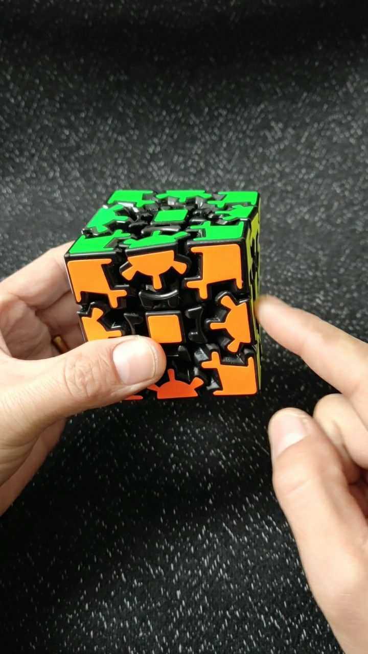 齿轮魔方最后一步复原方法,最多转四次360度就能复原.