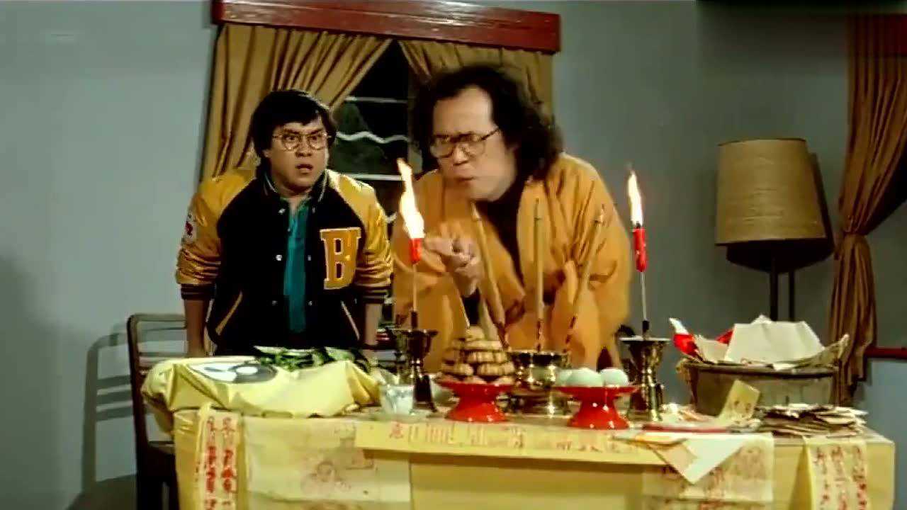 小伙请来捉鬼大师在家中设坛做法看样子就知道是不是冒牌的