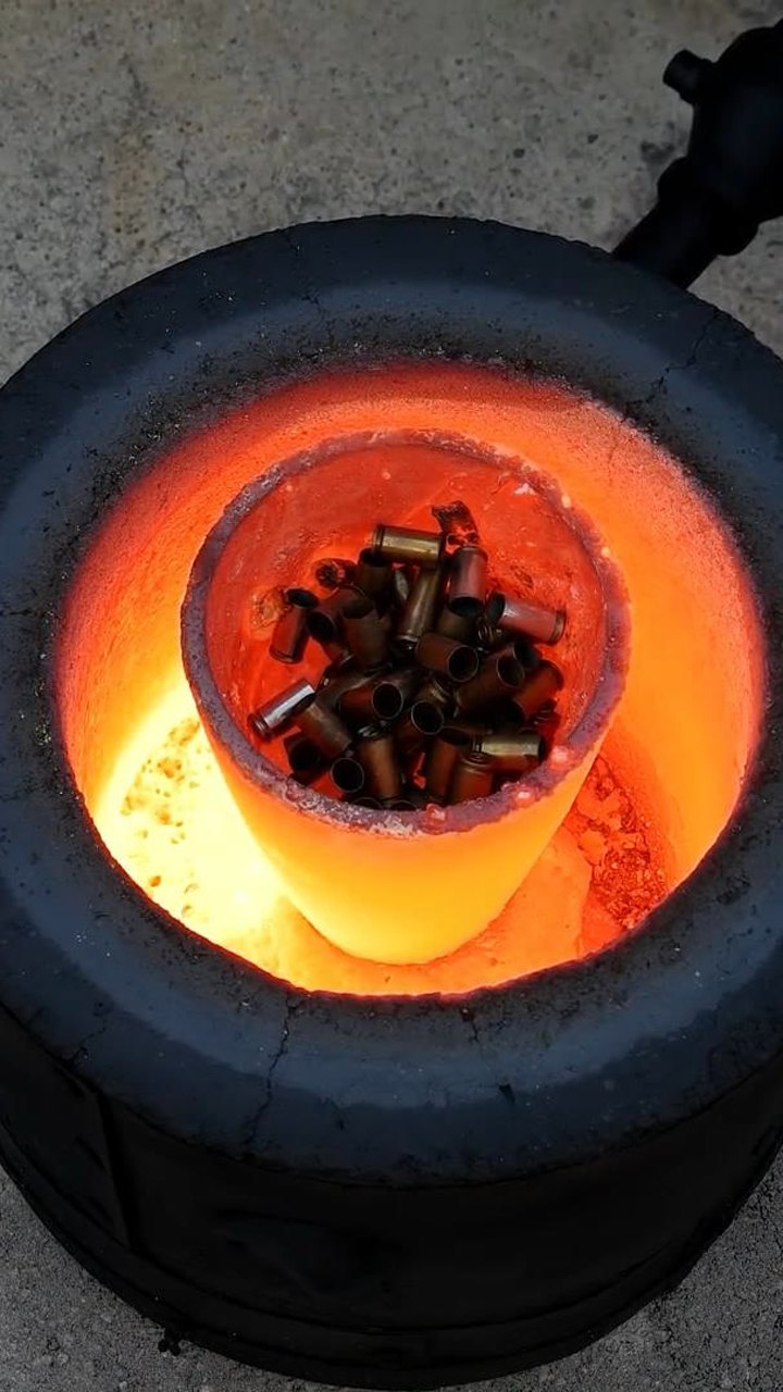 将一堆子弹壳熔化,就想做成一大块黄铜锭?