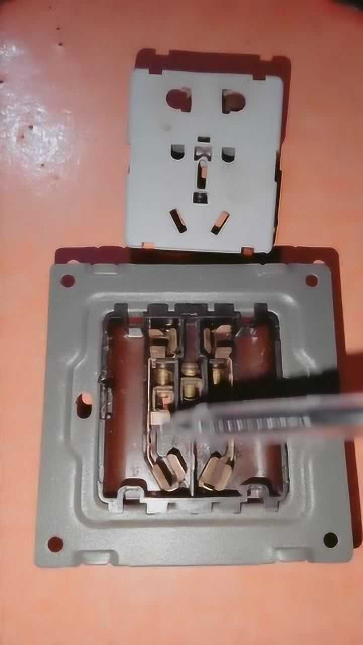 普通五孔插座内部结构