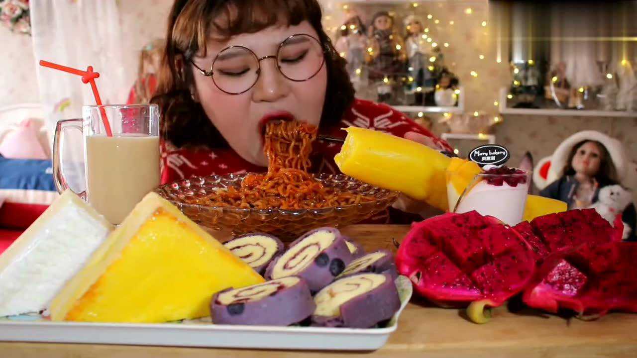 东北大胖子吃火鸡面,小面包,感觉她再不减肥就要胖的没型了