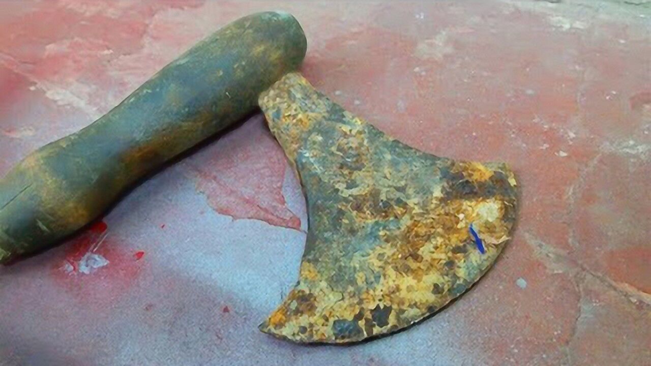 猪棚上面找到的"小片斧",经过小伙翻新改造,300卖给小年轻