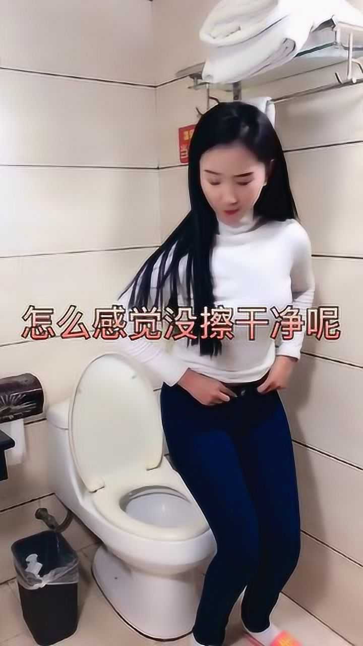 美眉蹲厕所大便图片