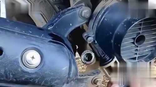 修车小伙现场保养踏板摩托车发动机原来他们是这样清洗发动机的