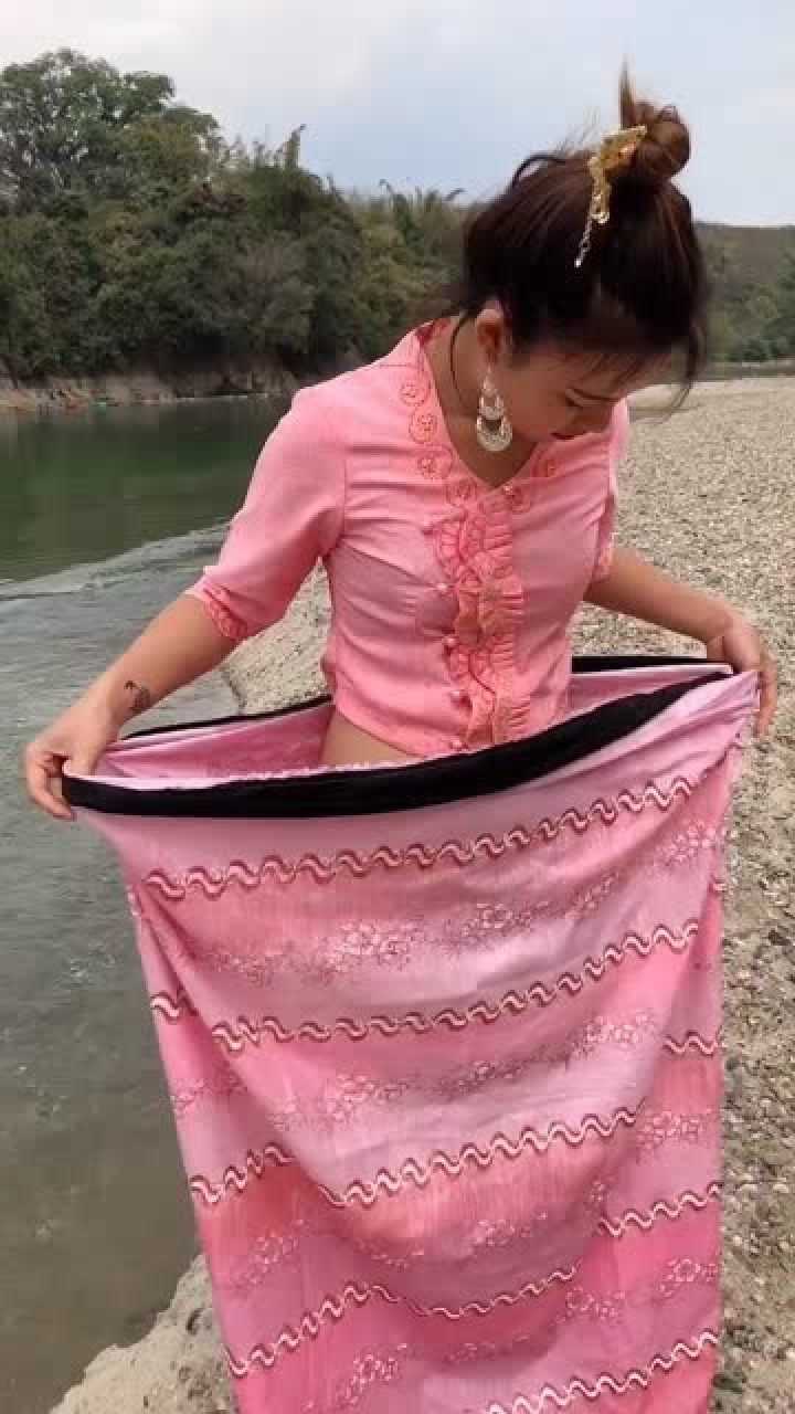 缅甸阿妹,裙子穿起来太费劲了