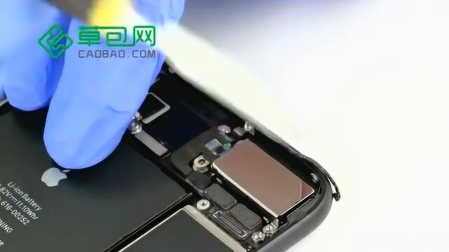 苹果手机维修:iPhone7 plus拆机更换前置摄像头步骤教学,草包网