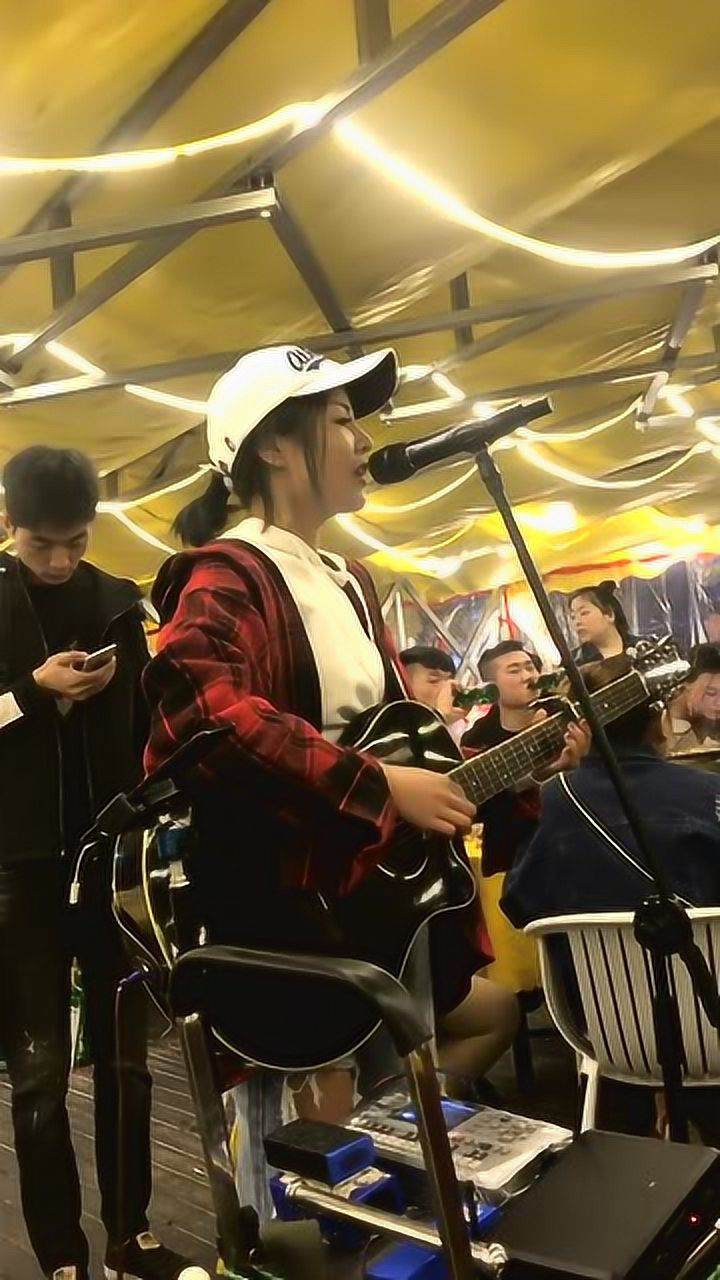 美女流浪歌手"花姐"《最远的你是我最近的爱》,听了让人好感动