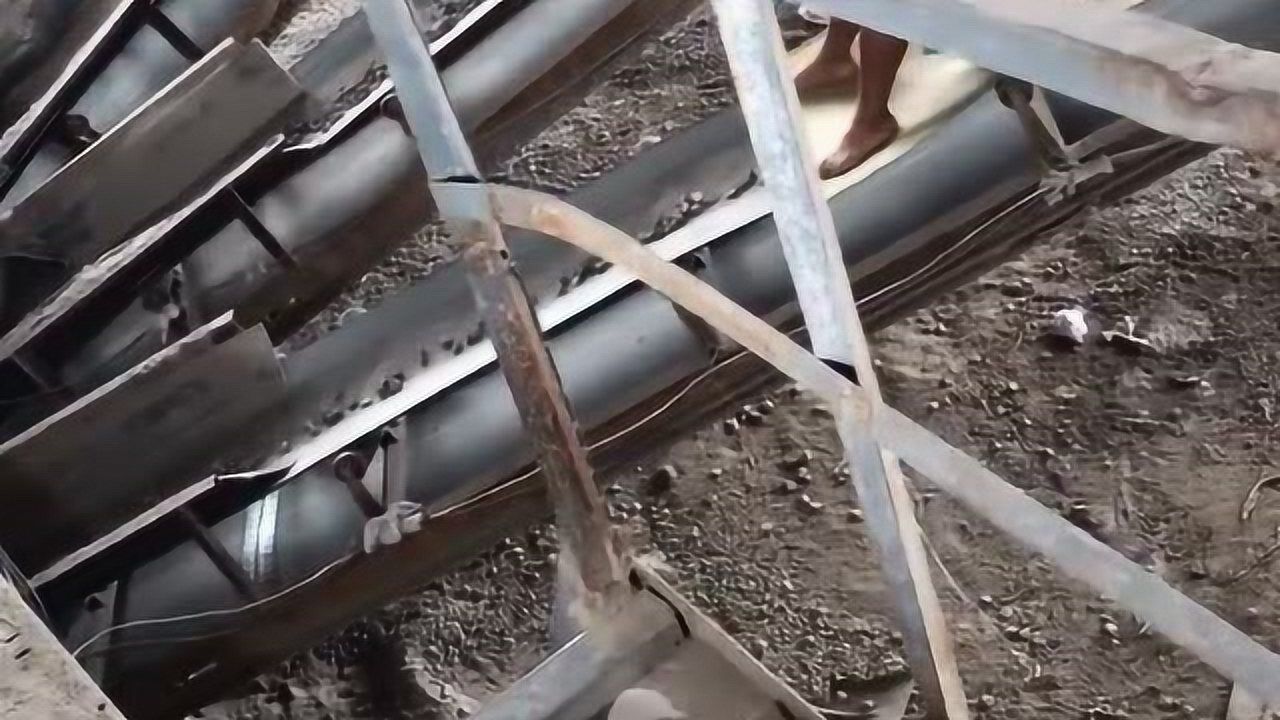 农民工人真辛苦,在采石场干活,中午休息就躺在石头上睡