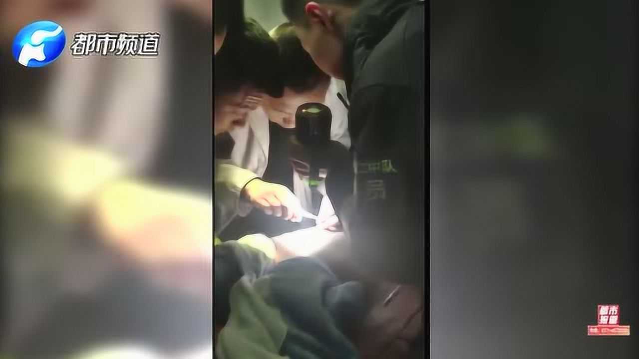 “不要剪我的鸡鸡！”7岁男童下体被拉链“咬”住，哭闹不止！_腾讯视频